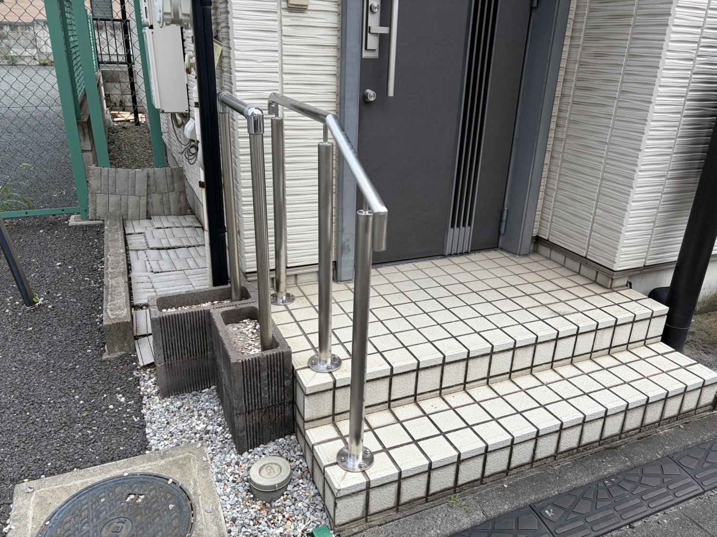 東京都日暮里で手すり交換工事を行いました